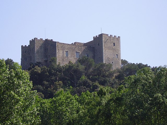 castillo roca valles cataluña