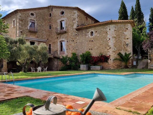 can traver besalu solo adultos